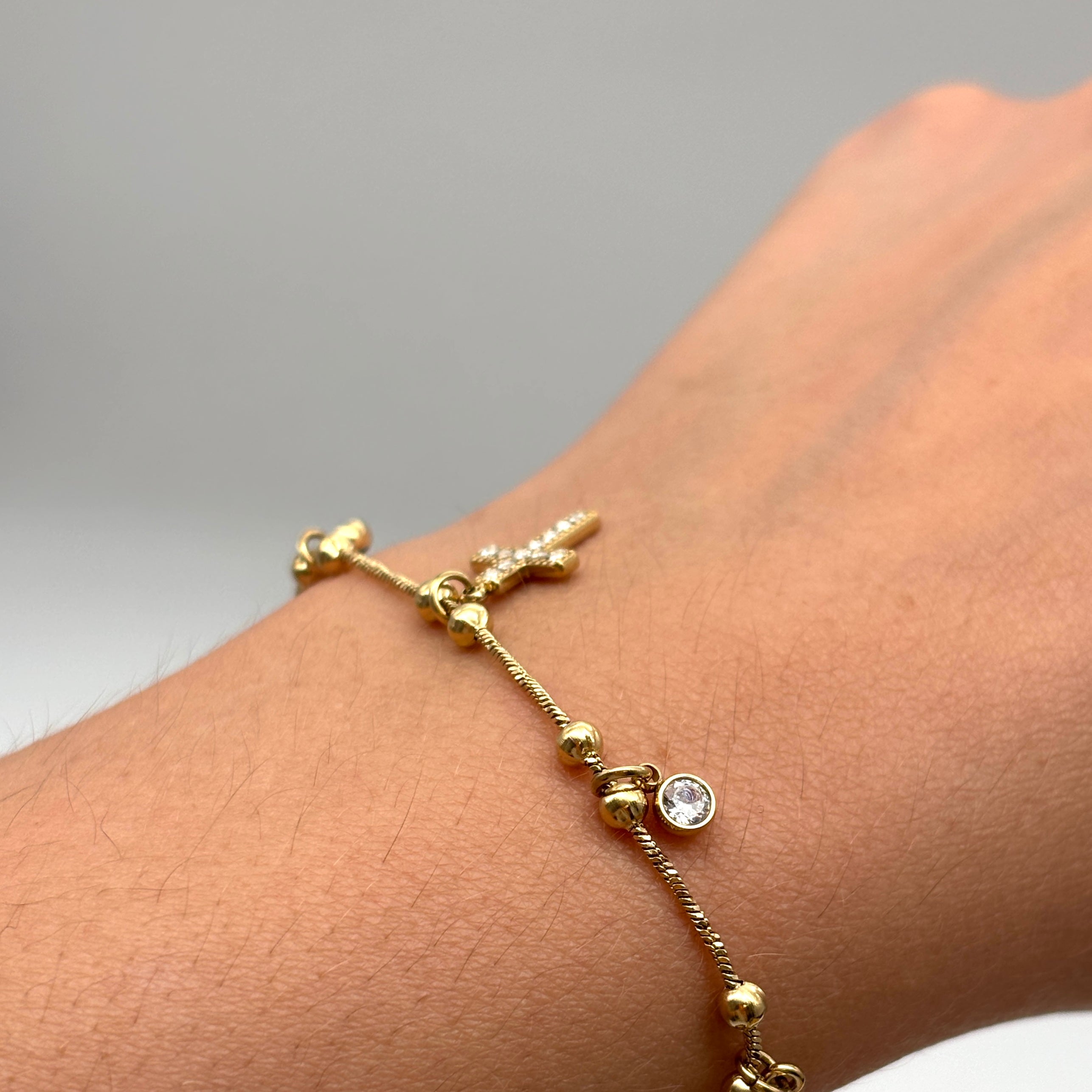 Bracciale sottile in acciaio con croci pendenti