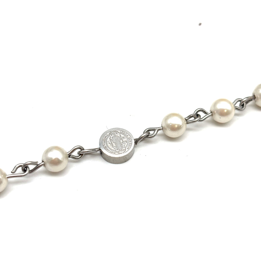 Bracciale in perle d’acqua dolce e medaglia di San Benedetto