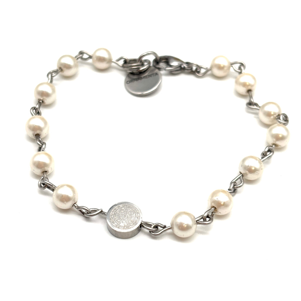 Bracciale in perle d’acqua dolce e medaglia di San Benedetto