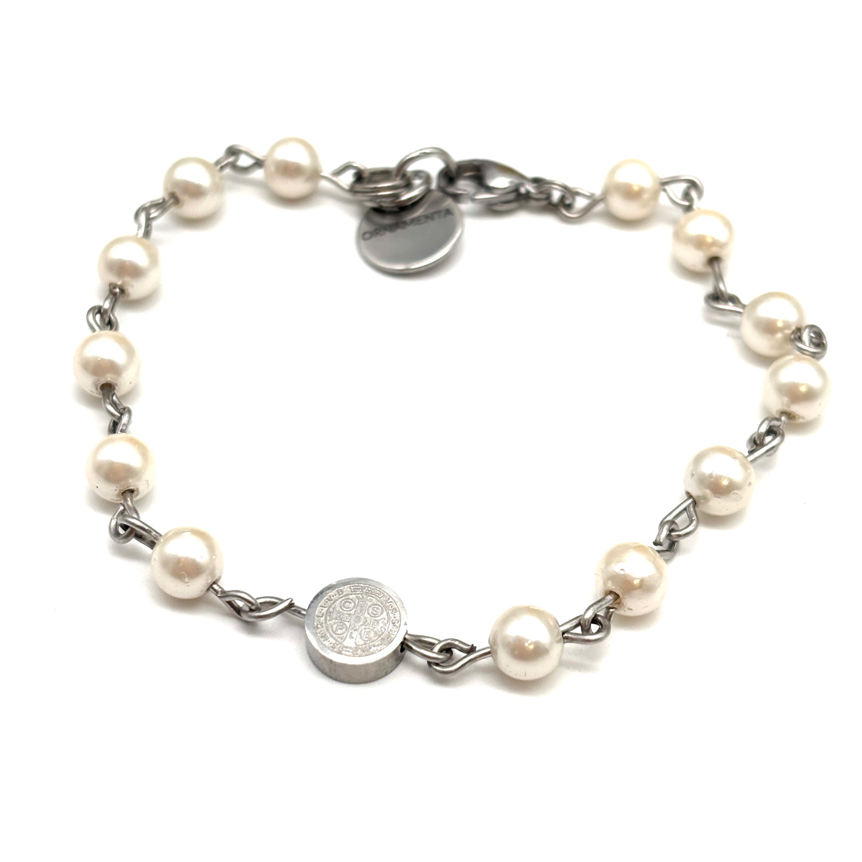 Bracciale in perle d’acqua dolce e medaglia di San Benedetto