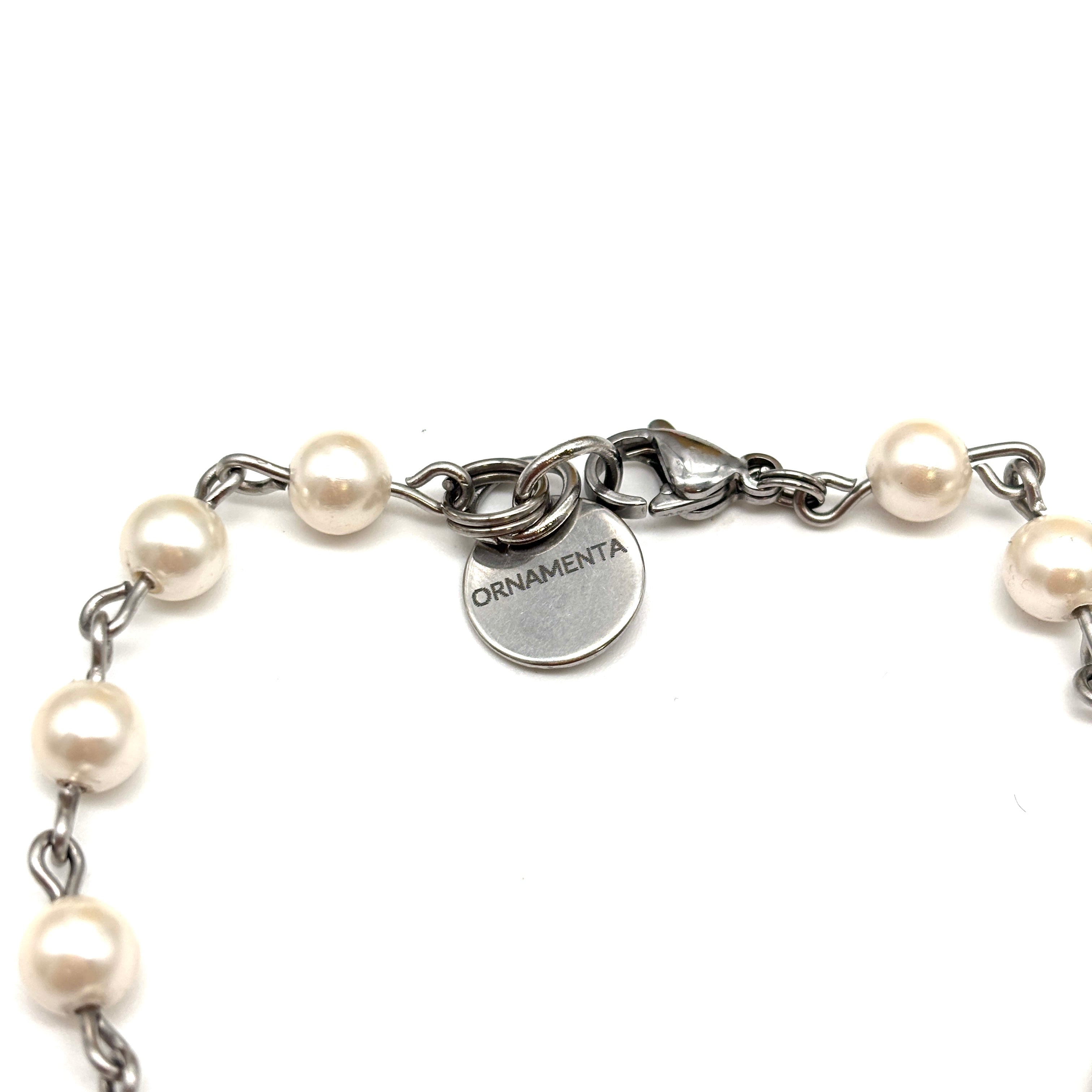 Bracciale in perle d’acqua dolce e medaglia di San Benedetto