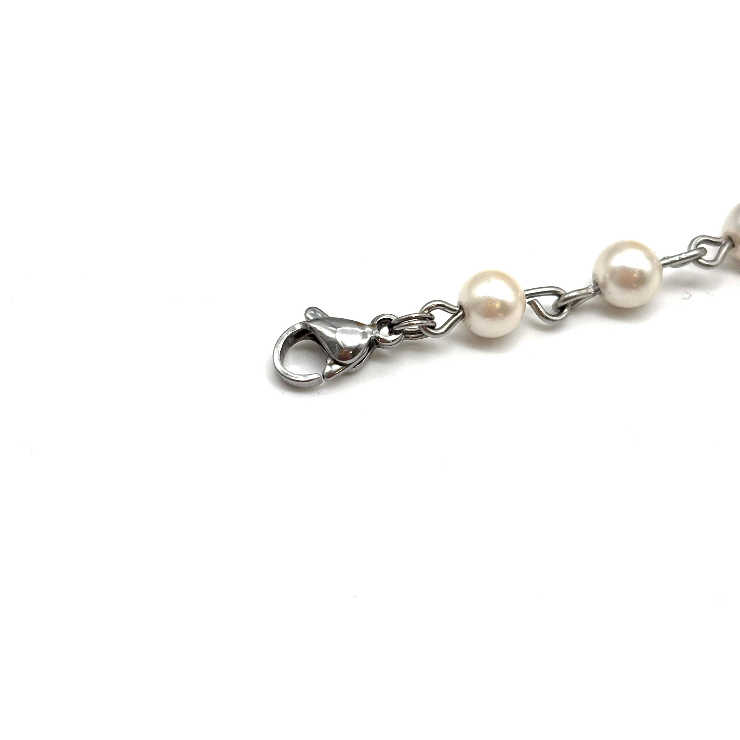 Bracciale in perle d’acqua dolce e medaglia di San Benedetto