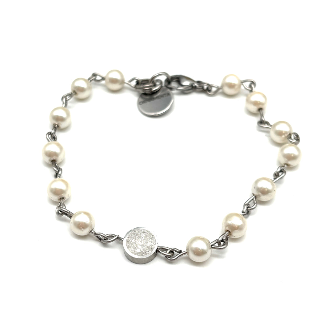Bracciale in perle d’acqua dolce e medaglia di San Benedetto