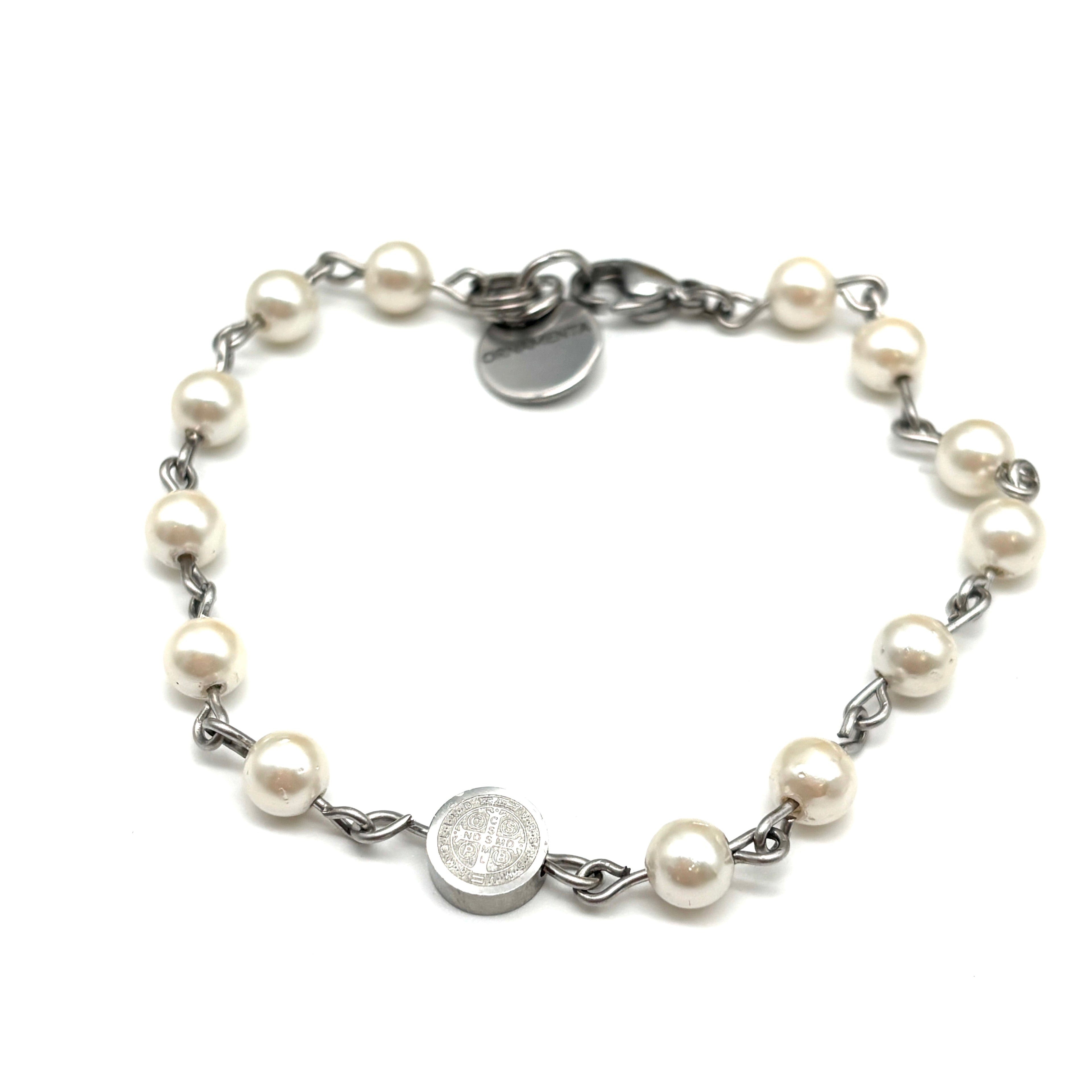Bracciale in perle d’acqua dolce e medaglia di San Benedetto