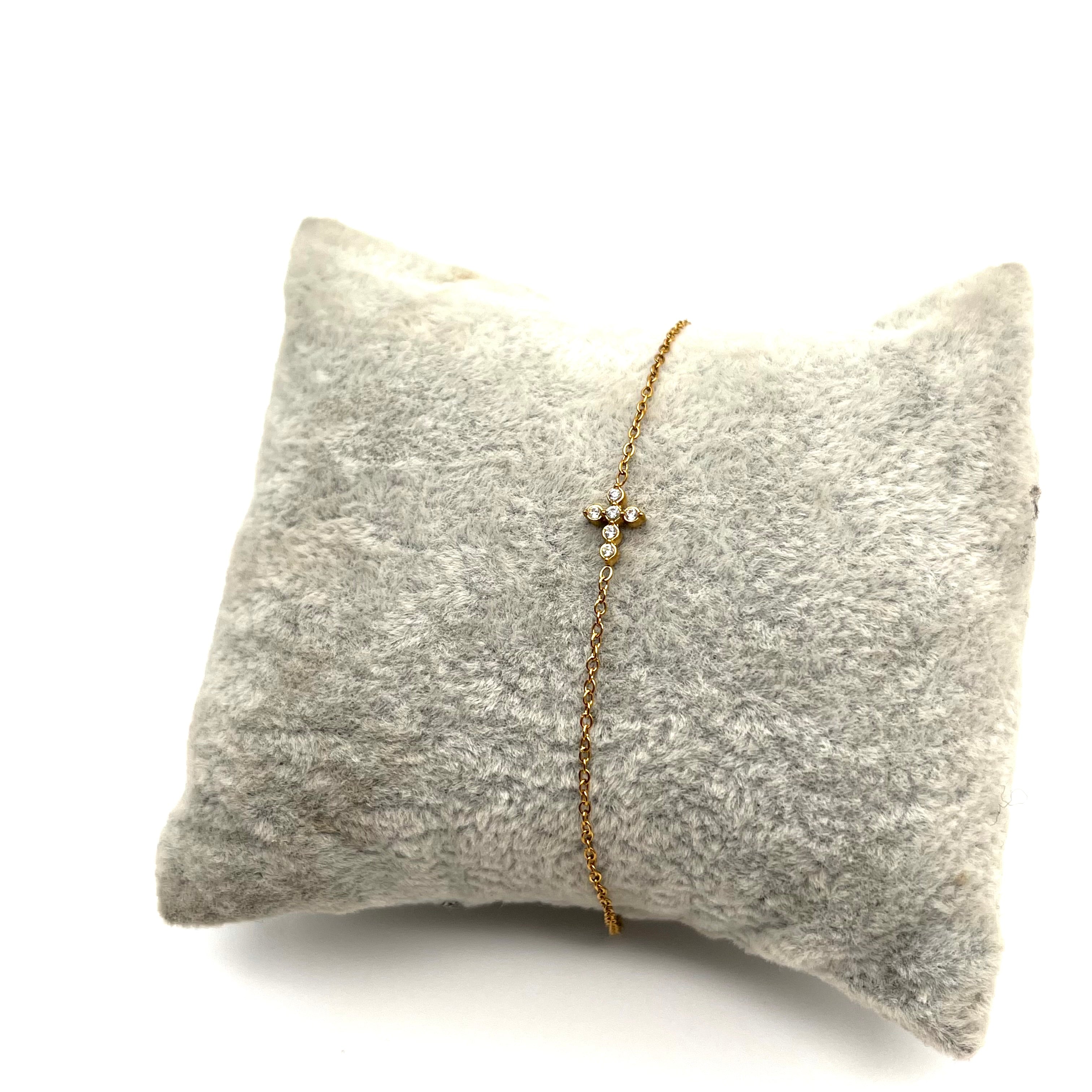 Bracciale in acciaio con croce e catenina regolabile