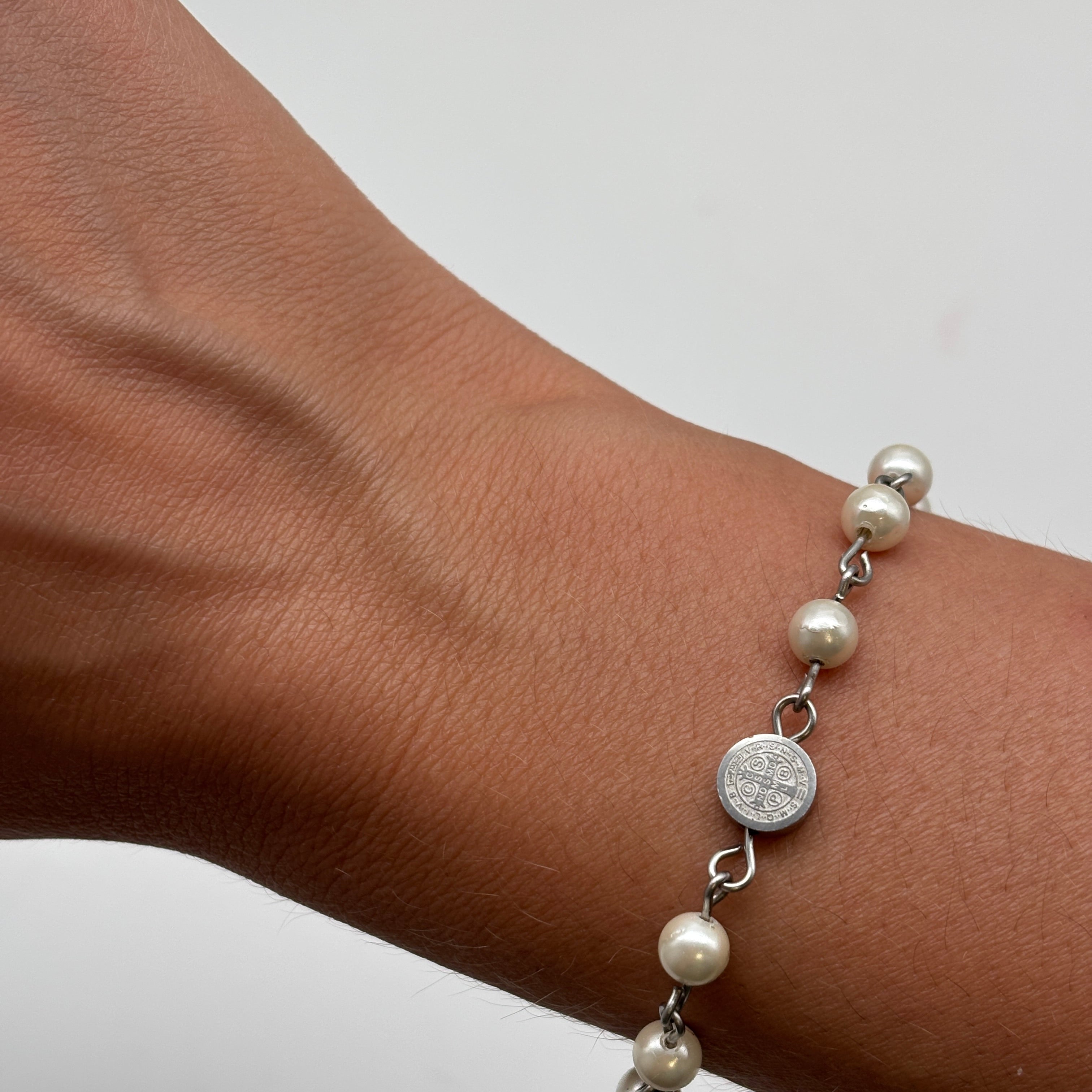 Bracciale in perle d’acqua dolce e medaglia di San Benedetto
