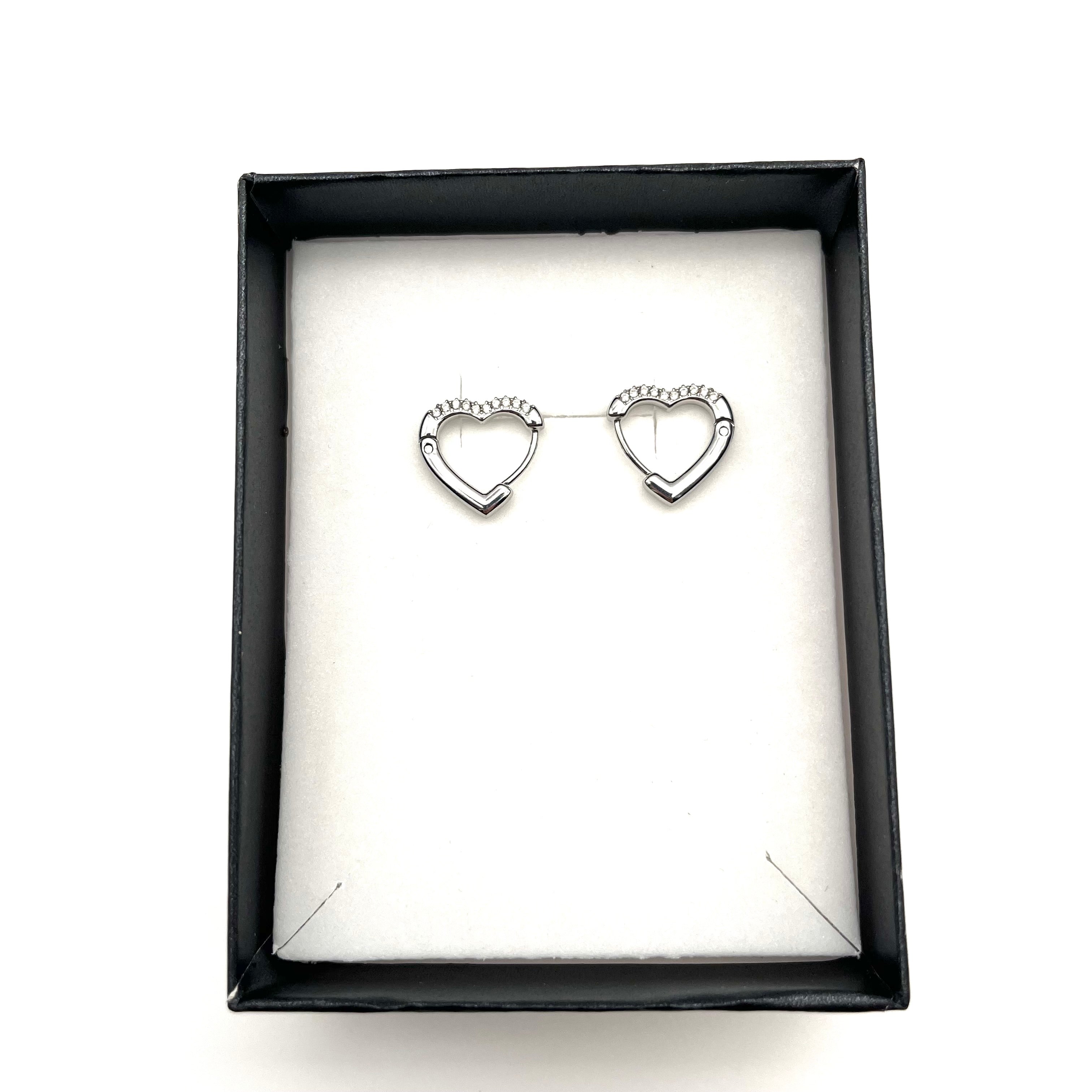Orecchini Cuore in Acciaio – Modello a Cerchio Aperto