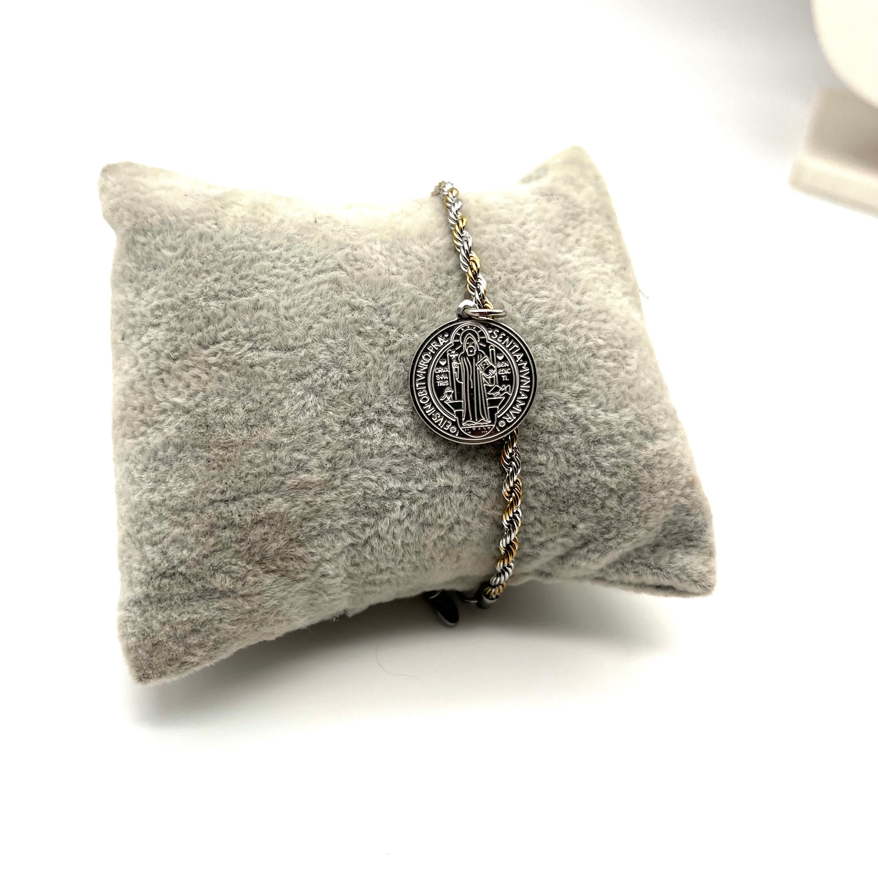 Bracciale treccia bicolore con medaglia di San Benedetto