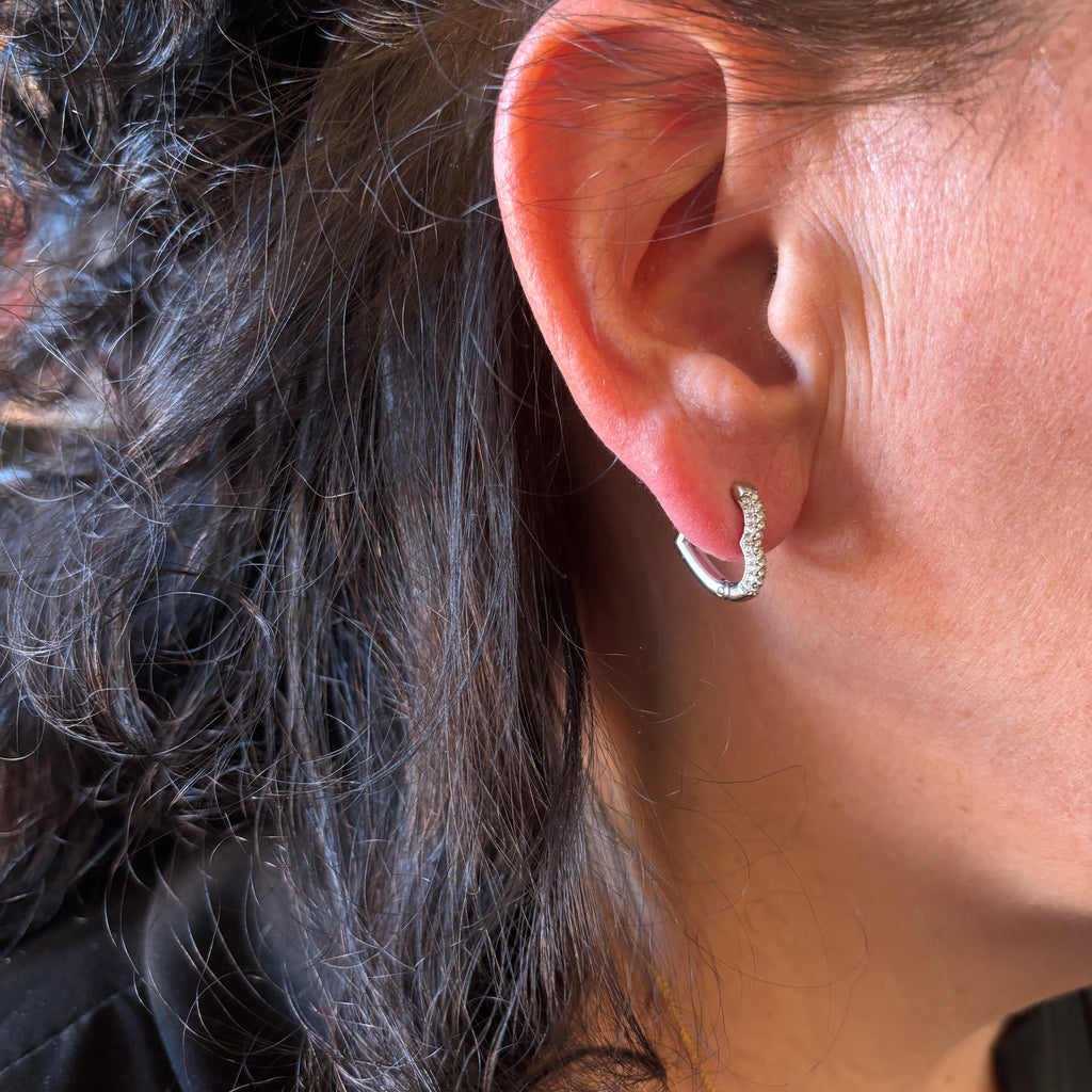 Orecchini Cuore in Acciaio – Modello a Cerchio Aperto