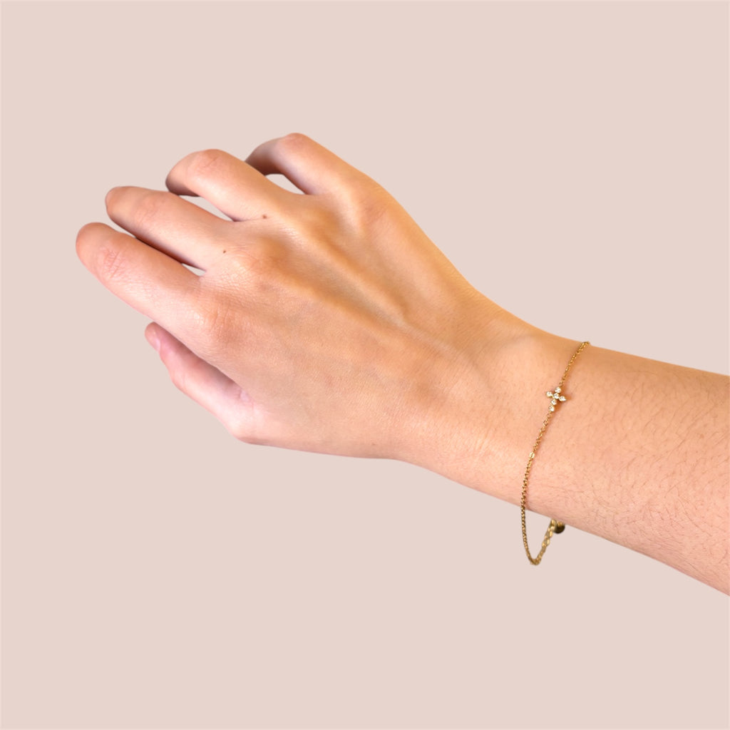 Bracciale in acciaio con croce e catenina regolabile